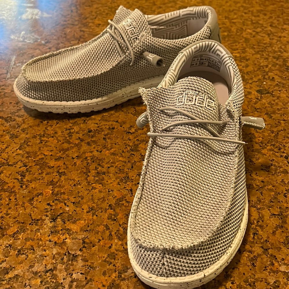 Hey Dude men’s casual summer slip-on.